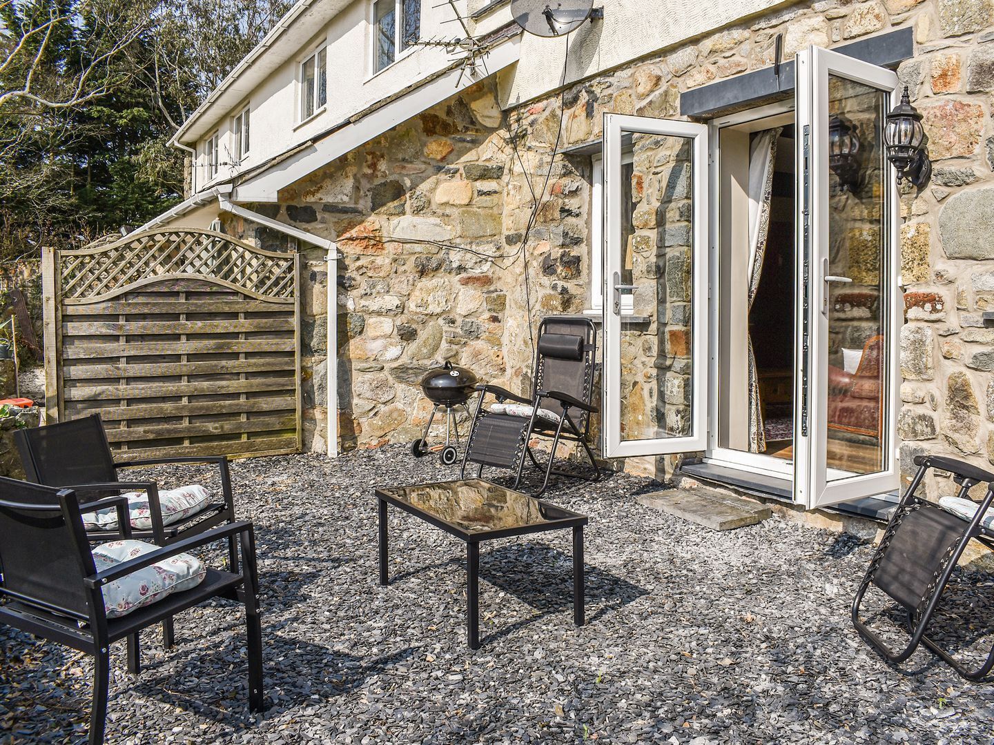 3 bedroom accommodation in Y Ffor, near Pwllhlei