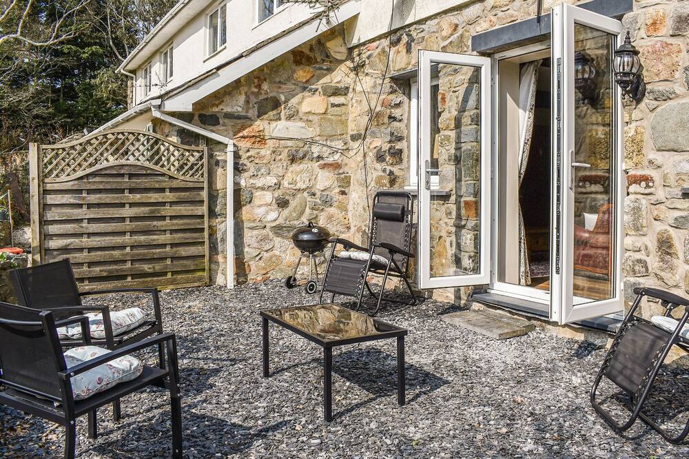 3 bedroom accommodation in Y Ffor, near Pwllhlei