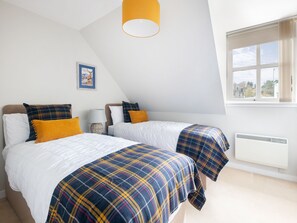 2 bedrooms, free WiFi, bed sheets - The coastal location in a historic fishing village is hard to beat. (Avoch)