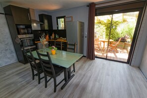 Réfrigérateur, four à micro-ondes, un four, surface de cuisson