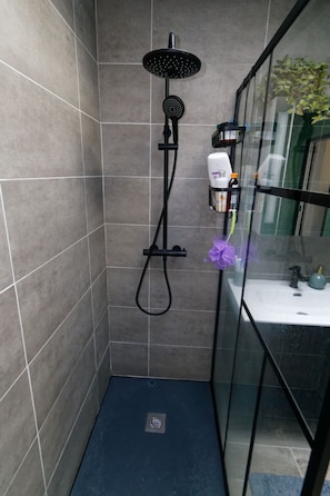Badewanne, Seife, Toilettenpapier