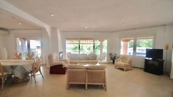 Een televisie en een open haard