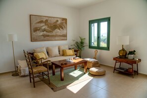 Books, music library, stereo - Phi Simple Living Quarters (Zakynthos)