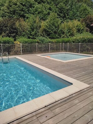 Una piscina al aire libre, una piscina climatizada