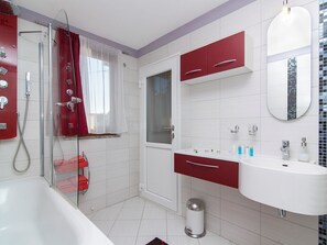 Badewanne, Haartrockner, HandtĂŒcher
