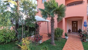 Exterior - Cozy studio apartment in peaceful area of Rovinj, just 10 minutes walk from old town (Rovinj)