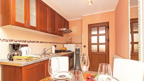 Private kitchen - Cozy studio apartment in peaceful area of Rovinj, just 10 minutes walk from old town (Rovinj)