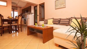 TV - Superior Two Bedroom in peaceful area of Rovinj, just 10 minutes walk from old town (Rovinj)