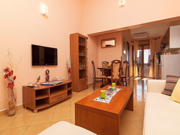 TV - Superior Two Bedroom in peaceful area of Rovinj, just 10 minutes walk from old town (Rovinj)