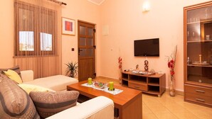 TV - Superior Two Bedroom in peaceful area of Rovinj, just 10 minutes walk from old town (Rovinj)