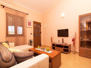 TV - Superior Two Bedroom in peaceful area of Rovinj, just 10 minutes walk from old town (Rovinj)