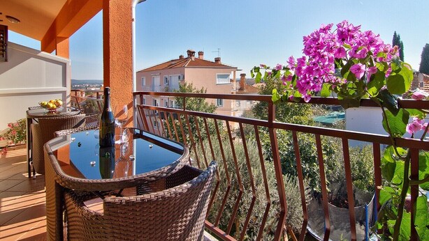 Outdoor dining - Superior Two Bedroom in peaceful area of Rovinj, just 10 minutes walk from old town (Rovinj)