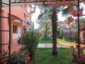 Property grounds - Studio perfect for couples in peaceful area of Rovinj, just 10 minutes walk from old town (Rovinj)
