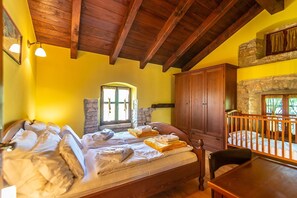 5 bedrooms, iron/ironing board, WiFi, bed sheets