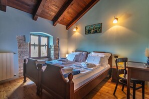 5 bedrooms, iron/ironing board, WiFi, bed sheets