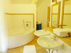 Baignoire, sèche-cheveux, serviettes fournies, savon