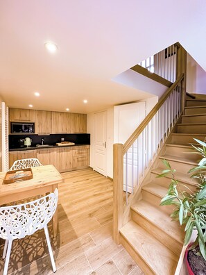 Jääkaappi, mikroaaltouuni, liesi, astianpesukone