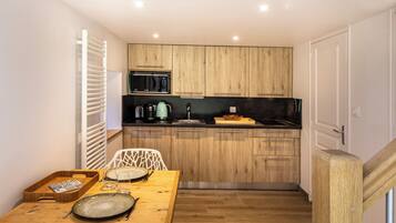 Frigorifero, microonde, piano cottura, lavastoviglie