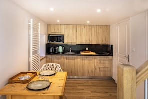 Réfrigérateur, micro-ondes, plaque de cuisson, lave-vaisselle