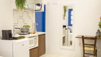 Estúdio Charmoso estilo Grego ótima localização 01 | 1 dormitorio, decoración individual, mobiliario individual y escritorio