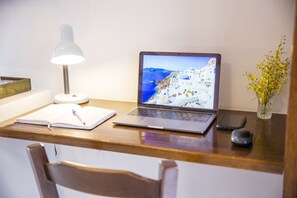 Individueel gedecoreerd, individueel gemeubileerd, een bureau