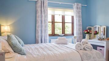2 bedrooms, WiFi (free), bed sheets