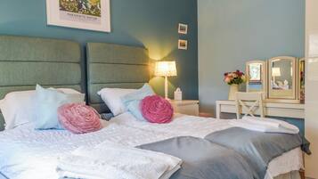 2 bedrooms, WiFi (free), bed sheets