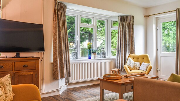 TV - 2 bedroom accommodation in Steyning (Steyning)