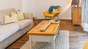 TV - 2 bedroom accommodation in Steyning (Steyning)