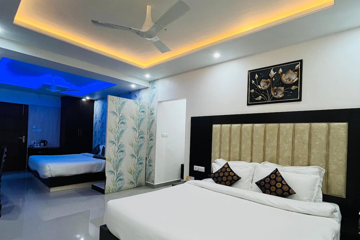Family Room | Egyptian cotton sheets, premium bedding, Select Comfort beds