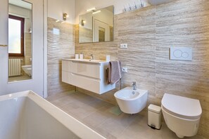 Een bad, een haardroger, een bidet, handdoeken