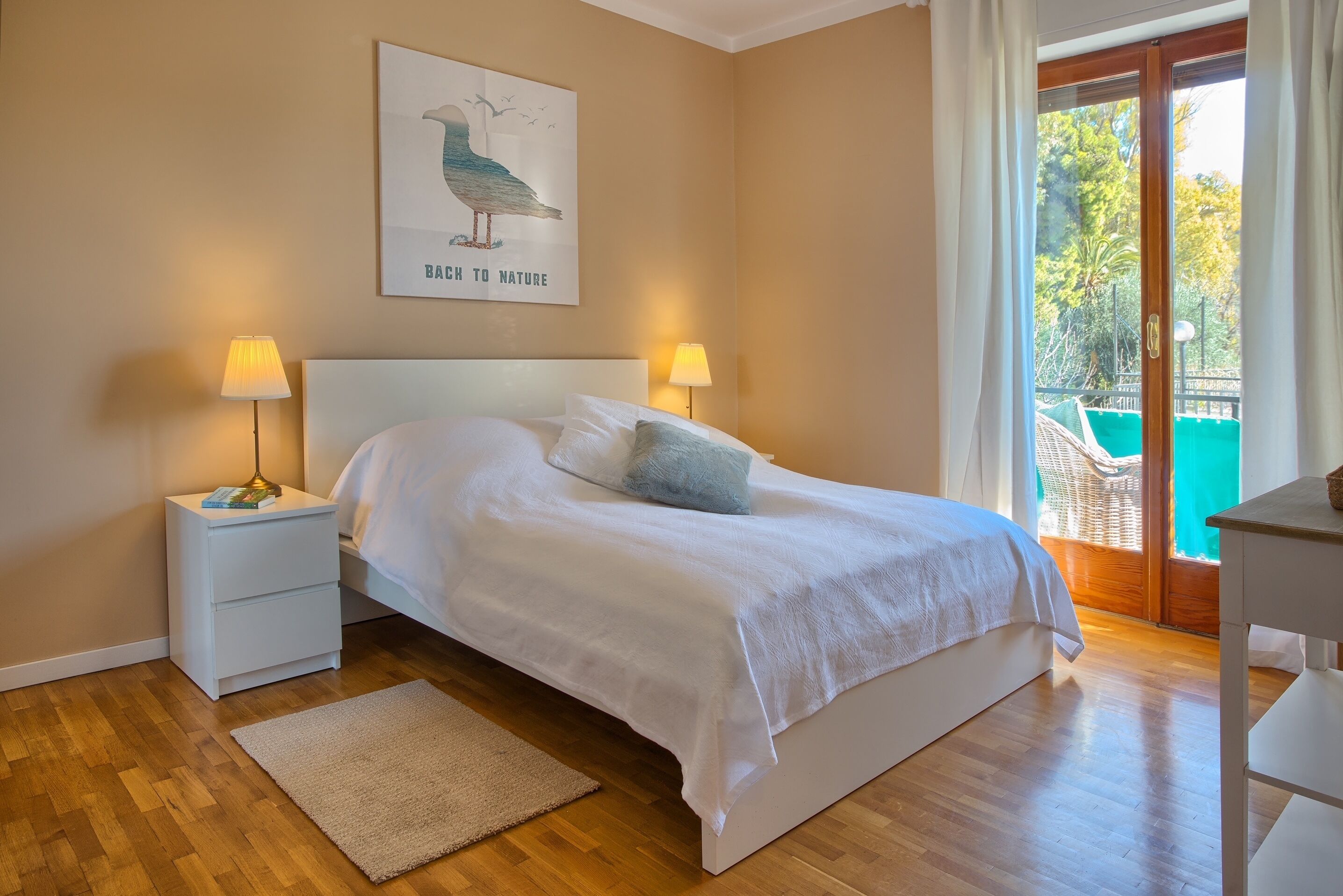 2 makuuhuonetta, tallelokero huoneessa, työpöytä, silitysrauta/-lauta