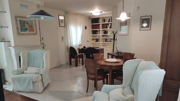 Smart TV, caminetto, libri, stampante