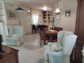 Smart-tv, een open haard, boeken en een printer