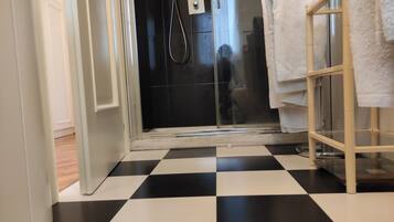 Doccia, asciugacapelli, bidet, asciugamani
