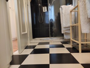Dusche, Haartrockner, Bidet, Handtücher
