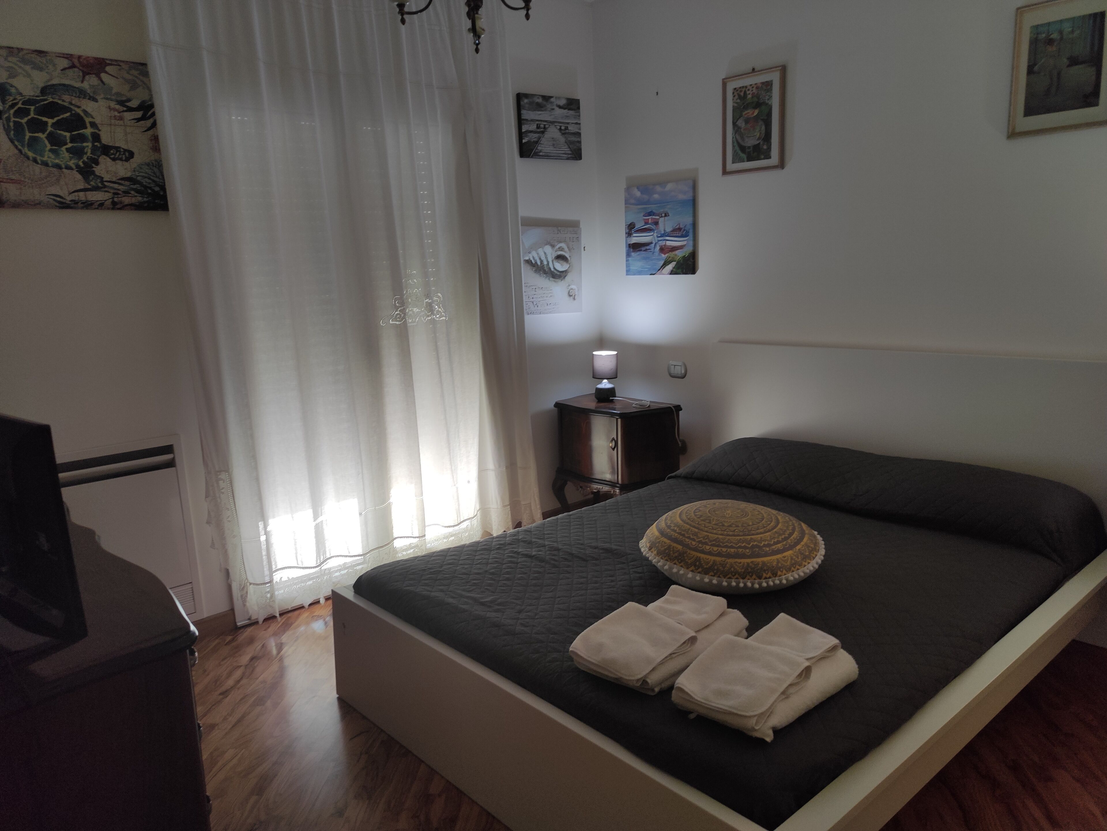 2 camere, una cassaforte in camera, una scrivania, ferro/asse da stiro