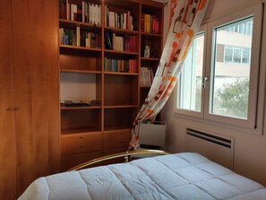 2 bedrooms, in-room safe, desk, iron/ironing board