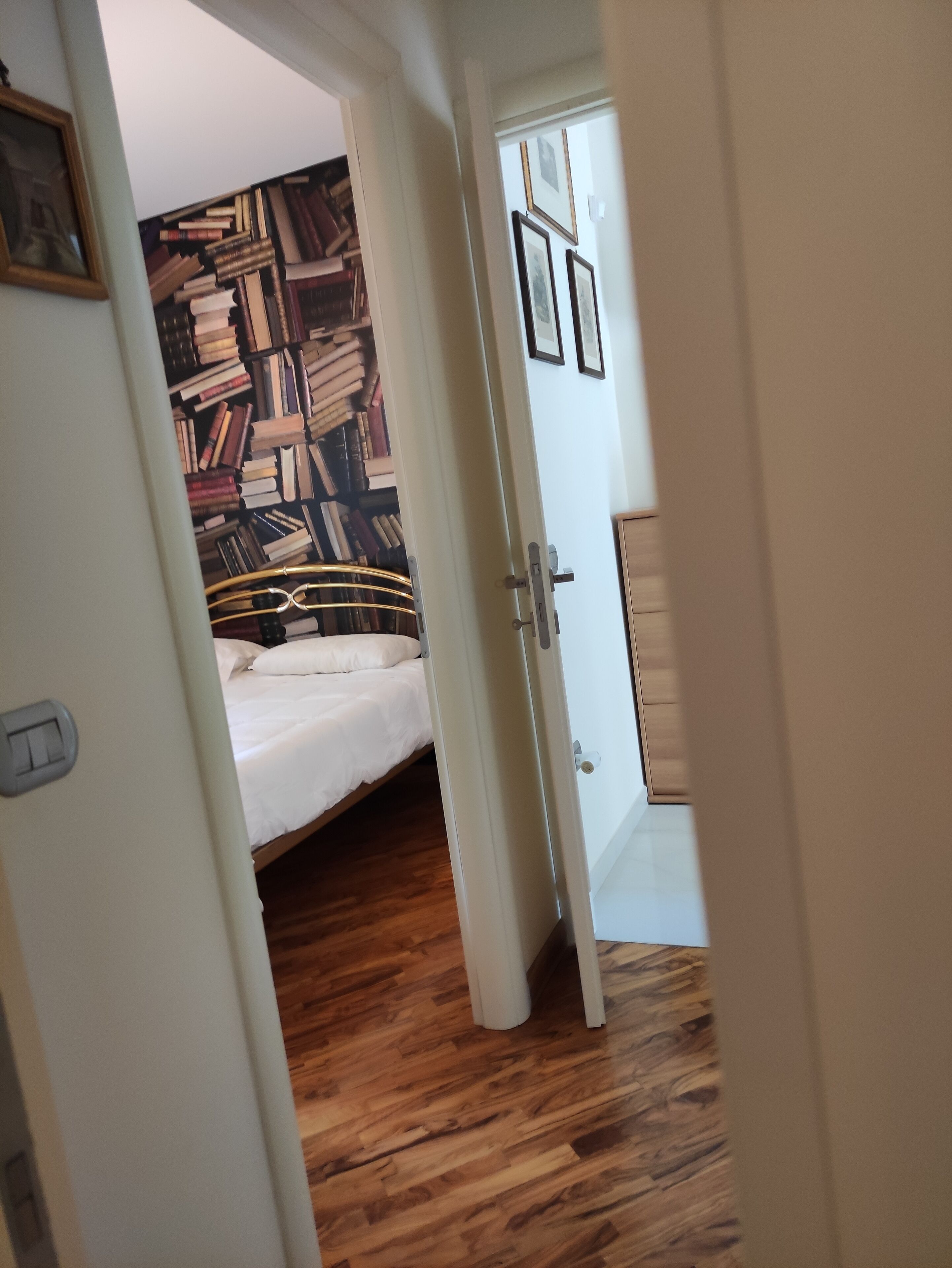 2 camere, una cassaforte in camera, una scrivania, ferro/asse da stiro