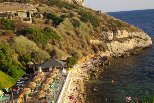 Una spiaggia nelle vicinanze