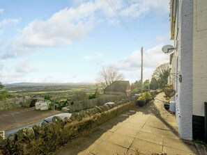 Property grounds - 2 bedroom accommodation in Malvern (Malvern)