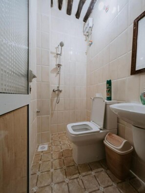 Dusche, kostenlose Toilettenartikel, HandtĂŒcher