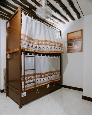 Free WiFi, bed sheets - Sultan Backpackers Hostel (Zanzibar Town)