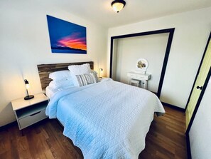 2 slaapkamers, een bureau, een strijkplank/strijkijzer, gratis wifi