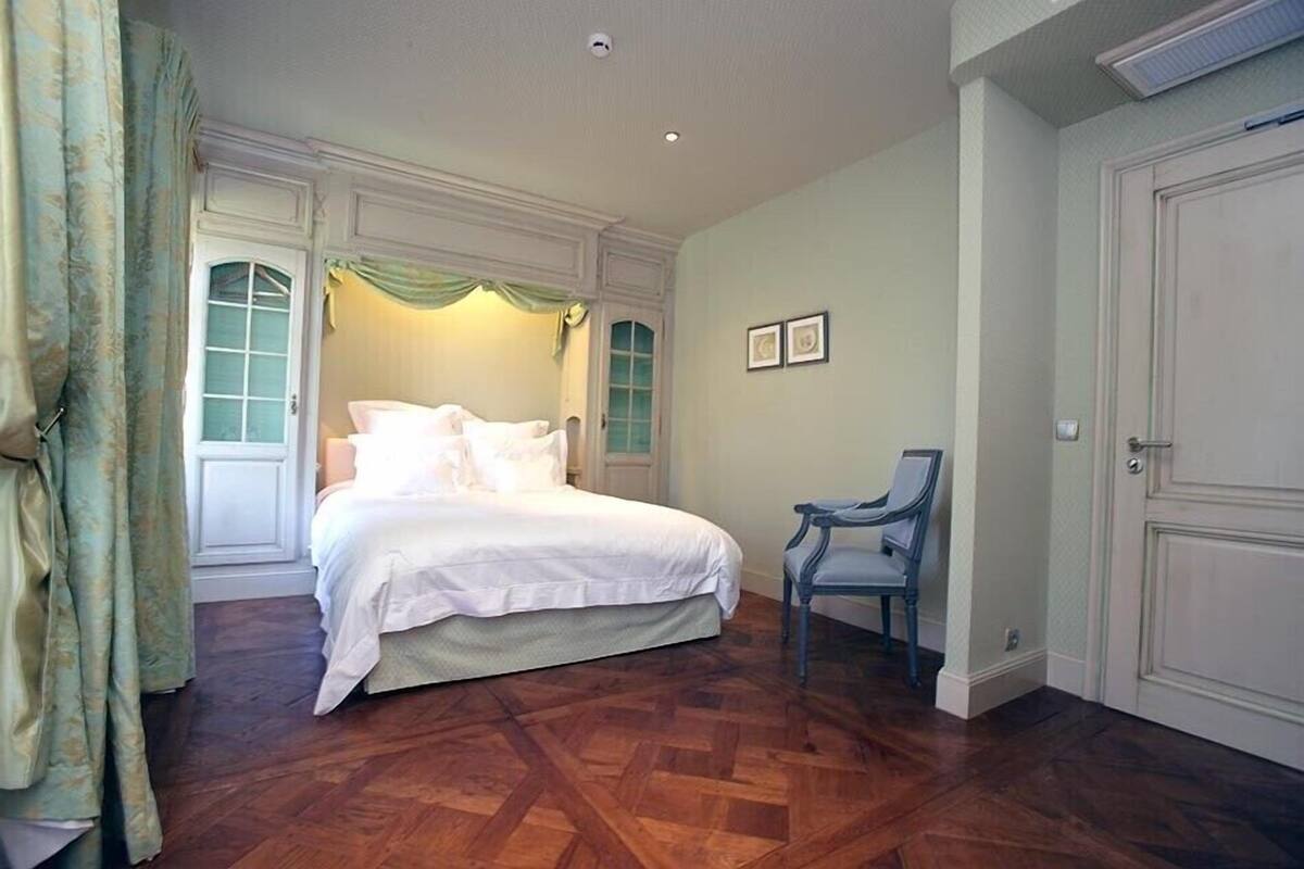 Habitación superior | Tabla de planchar con plancha, wifi gratis y ropa de cama