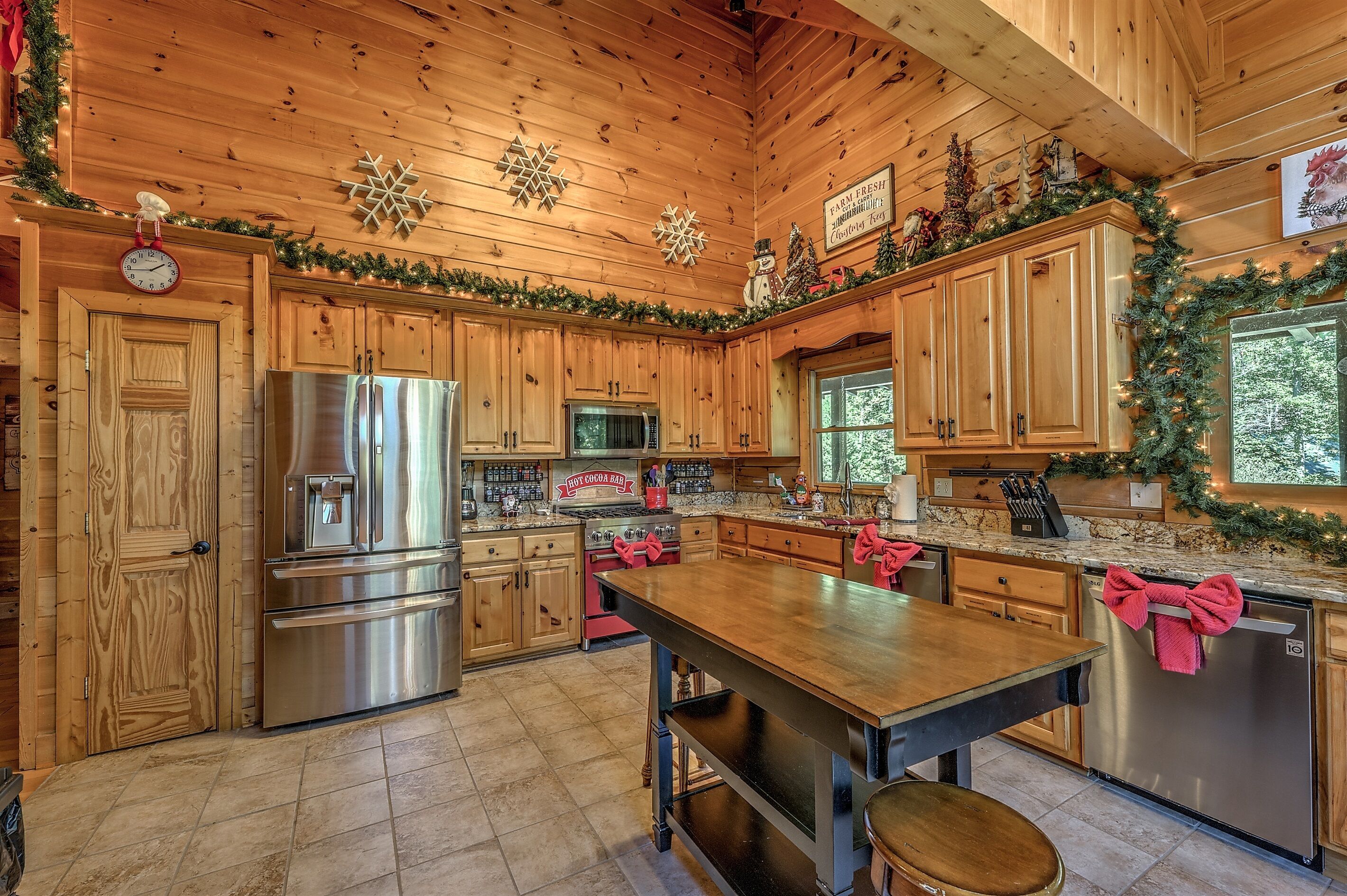 🌲HOLLY JOLLY CHRISTMAS CABIN, 9 KINGS! 6700 SF, 9 BDR, 8 BATHS!🌲