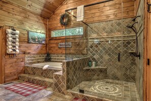 Combined shower/tub, jetted tub, hair dryer, towels