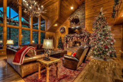 🌲HOLLY JOLLY CHRISTMAS CABIN, 9 KINGS! 6700 SF, 9 BDR, 8 BATHS!🌲