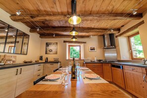 Fridge, microwave, oven, stovetop - Charming house in the heart of nature, between the Lot valley and Aubrac! (Coubisou)