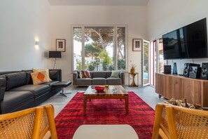 48-inch Smart TV with cable channels, fireplace, DVD player - LV Premier LA2 Pool AC Garden sea View  (Sesimbra)